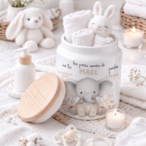 Pot à personnalisé – Cadeau de naissance unique et plein de douceur 🤍 Offrez un souvenir délicat et intemporel pour célébrer l’arrivée de bébé. Ce pot  en céramique blanche, au design épuré et cosy, devient un objet précieux une fois personnalisé avec les informations de naissance. ✨ Personnalisation sur-mesure Rendez ce cadeau totalement unique en ajoutant : Le prénom de bébé Sa date de naissance Son poids Et selon le modèle : sa taille Une création tendre et symbolique qui immortalise les premiers instants de vie. 🤍 Un objet décoratif et pratique À la fois élégant et fonctionnel, ce pot trouve parfaitement sa place dans une chambre ou une salle de bain de bébé. Il permet de ranger joliment : Cotons de change Lingettes lavables Petits accessoires de toilette Souvenirs précieux des premiers jours Son style blanc doux et minimaliste s’intègre harmonieusement dans toutes les ambiances, du classique au scandinave. 🎁 Le cadeau de naissance parfait Original, personnalisé et utile, ce pot est une alternative raffinée aux cadeaux traditionnels. Il accompagnera bébé pendant ses premières années et deviendra un souvenir inoubliable que les parents conserveront avec émotion. 💝 Pourquoi on l’adore ? ✔ Personnalisation complète ✔ Objet décoratif intemporel ✔ Utile au quotidien ✔ Souvenir durable et chargé d’émotion Un petit cadeau plein de sens, pensé pour célébrer les plus grands bonheurs.