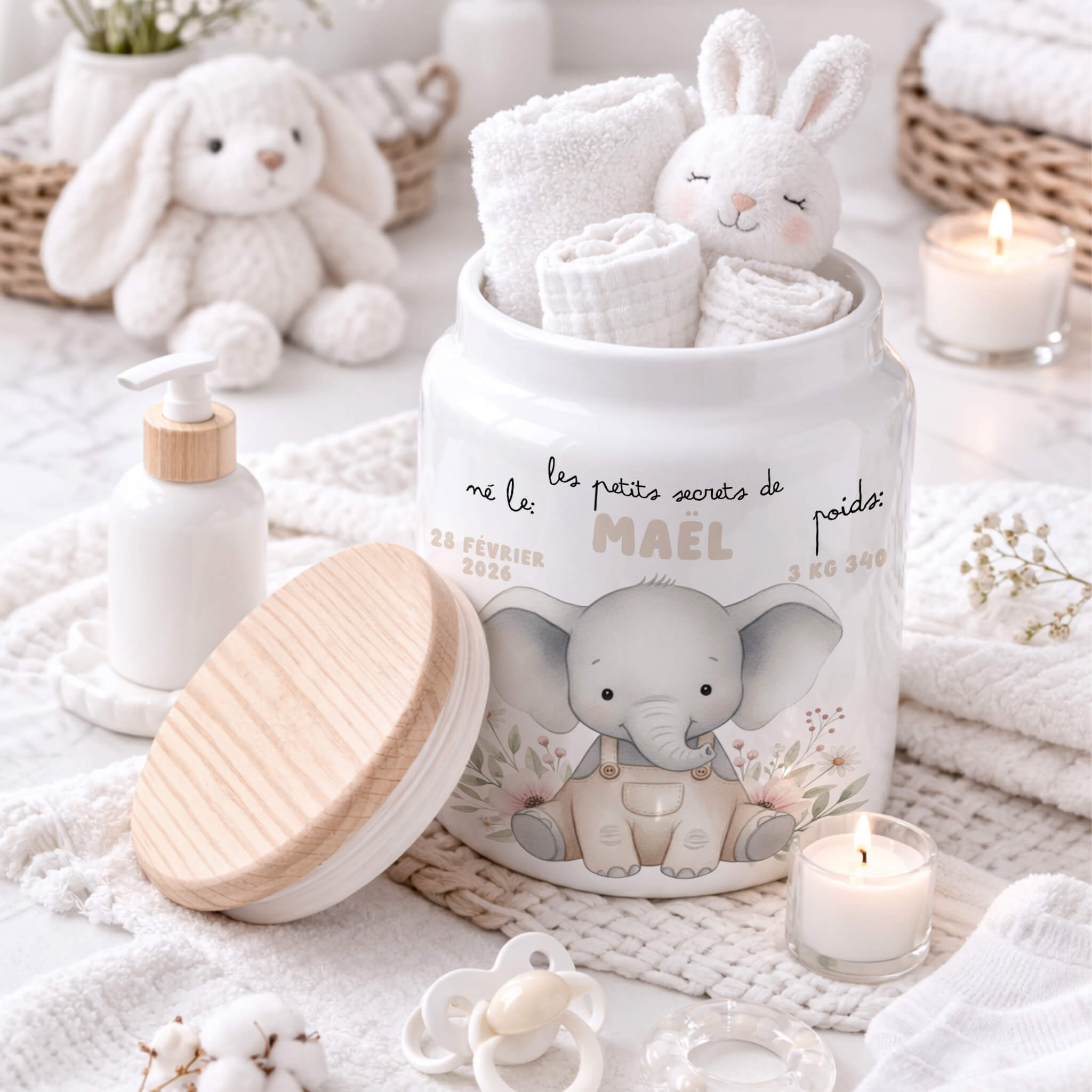 Pot à personnalisé – Cadeau de naissance unique et plein de douceur 🤍 Offrez un souvenir délicat et intemporel pour célébrer l’arrivée de bébé. Ce pot en céramique blanche, au design épuré et cosy, devient un objet précieux une fois personnalisé avec les informations de naissance. ✨ Personnalisation sur-mesure Rendez ce cadeau totalement unique en ajoutant : Le prénom de bébé Sa date de naissance Son poids Et selon le modèle : sa taille Une création tendre et symbolique qui immortalise les premiers instants de vie. 🤍 Un objet décoratif et pratique À la fois élégant et fonctionnel, ce pot trouve parfaitement sa place dans une chambre ou une salle de bain de bébé. Il permet de ranger joliment : Cotons de change Lingettes lavables Petits accessoires de toilette Souvenirs précieux des premiers jours Son style blanc doux et minimaliste s’intègre harmonieusement dans toutes les ambiances, du classique au scandinave. 🎁 Le cadeau de naissance parfait Original, personnalisé et utile, ce pot est une alternative raffinée aux cadeaux traditionnels. Il accompagnera bébé pendant ses premières années et deviendra un souvenir inoubliable que les parents conserveront avec émotion. 💝 Pourquoi on l’adore ? ✔ Personnalisation complète ✔ Objet décoratif intemporel ✔ Utile au quotidien ✔ Souvenir durable et chargé d’émotion Un petit cadeau plein de sens, pensé pour célébrer les plus grands bonheurs. Pot à personnalisé – Cadeau de naissance unique et plein de douceur 🤍 Offrez un souvenir délicat et intemporel pour célébrer l’arrivée de bébé. Ce pot en céramique blanche, au design épuré et cosy, devient un objet précieux une fois personnalisé avec les informations de naissance. ✨ Personnalisation sur-mesure Rendez ce cadeau totalement unique en ajoutant : Le prénom de bébé Sa date de naissance Son poids Et selon le modèle : sa taille Une création tendre et symbolique qui immortalise les premiers instants de vie. 🤍 Un objet décoratif et pratique À la fois élégant et fonctionnel, ce pot trouve parfaitement sa place dans une chambre ou une salle de bain de bébé. Il permet de ranger joliment : Cotons de change Lingettes lavables Petits accessoires de toilette Souvenirs précieux des premiers jours Son style blanc doux et minimaliste s’intègre harmonieusement dans toutes les ambiances, du classique au scandinave. 🎁 Le cadeau de naissance parfait Original, personnalisé et utile, ce pot est une alternative raffinée aux cadeaux traditionnels. Il accompagnera bébé pendant ses premières années et deviendra un souvenir inoubliable que les parents conserveront avec émotion. 💝 Pourquoi on l’adore ? ✔ Personnalisation complète ✔ Objet décoratif intemporel ✔ Utile au quotidien ✔ Souvenir durable et chargé d’émotion Un petit cadeau plein de sens, pensé pour célébrer les plus grands bonheurs.